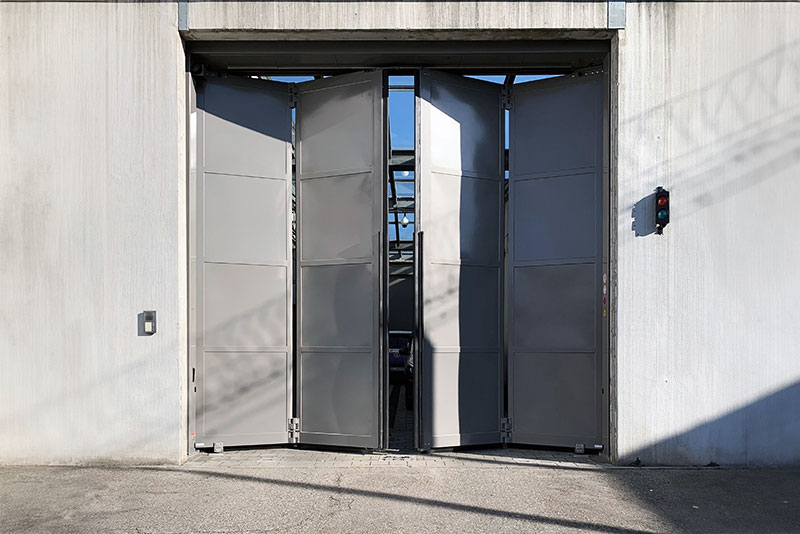 Faltflügeltore in Sonderausführung eine ideale Lösung für eine Justizvollzugsanstalt