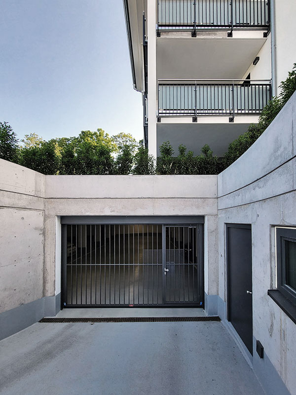 Porte basculante de garage souterrain avec portillon incorporé