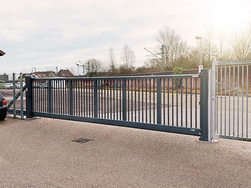 Porte coulissante longue en porte à faux