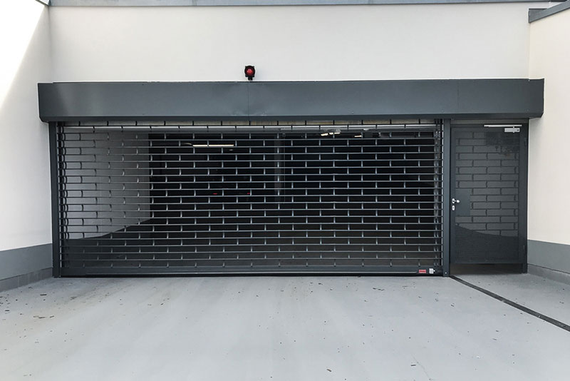 Grille à enroulement avec porte